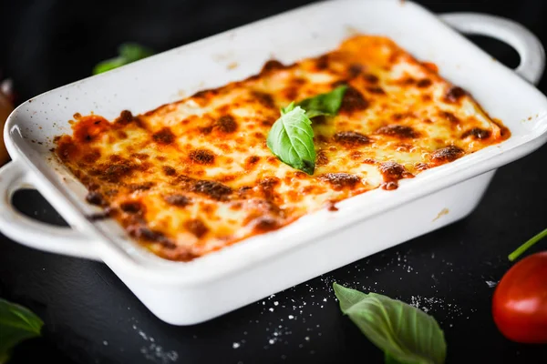 Taze ve lezzetli malzemelerle ev yapımı İtalyan lazanyası.