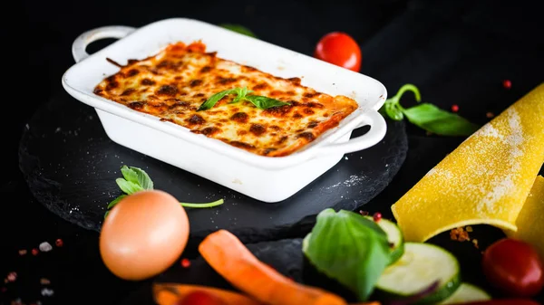 Lasagne Fatte Casa Con Ingredienti Freschi Deliziosi — Foto Stock
