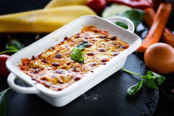 Taze ve lezzetli malzemelerle ev yapımı İtalyan lazanyası.