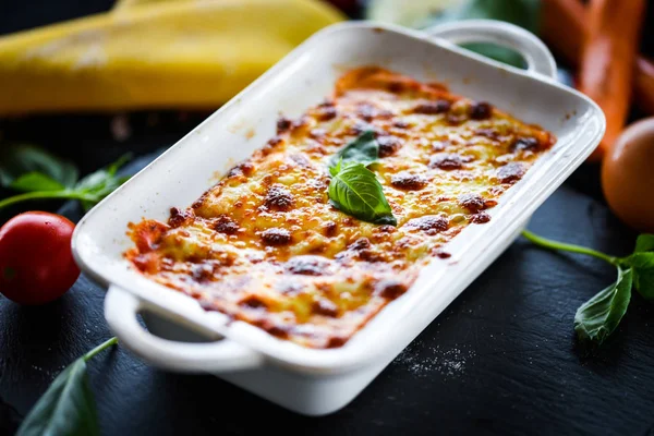 Zelfgemaakte Italiaanse Lasagne Met Verse Heerlijke Ingrediënten — Stockfoto