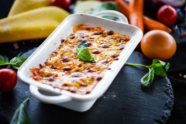 Zelfgemaakte Italiaanse Lasagne Met Verse Heerlijke Ingrediënten — Stockfoto