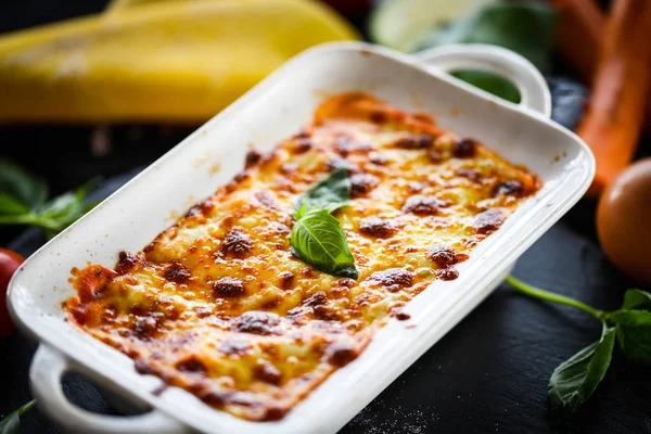 Zelfgemaakte Italiaanse Lasagne Met Verse Heerlijke Ingrediënten — Stockfoto