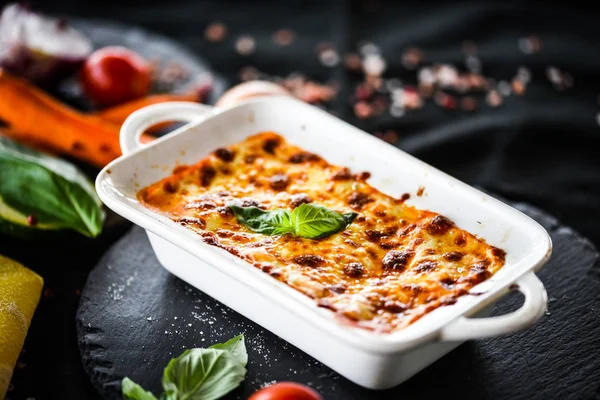 Zelfgemaakte Italiaanse Lasagne Met Verse Heerlijke Ingrediënten — Stockfoto