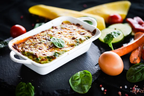 Zelfgemaakte Italiaanse Lasagne Met Verse Heerlijke Ingrediënten — Stockfoto