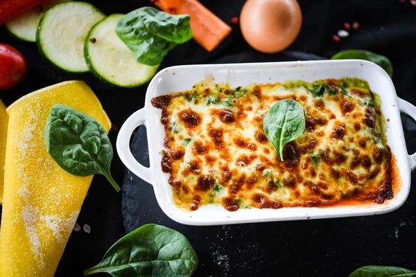 Hemgjord Italiensk Lasagne Med Färska Läckra Ingredienser — Stockfoto