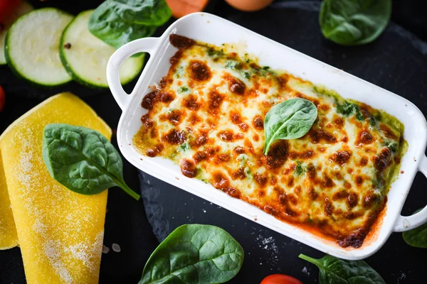 Zelfgemaakte Italiaanse Lasagne Met Verse Heerlijke Ingrediënten — Stockfoto