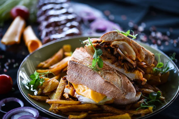 Sabroso Sándwich Costillas Con Papas Fritas Verduras Frescas —  Fotos de Stock