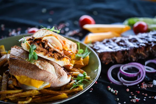 Sabroso Sándwich Costillas Con Papas Fritas Verduras Frescas —  Fotos de Stock