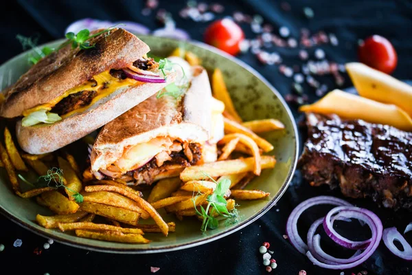 Sabroso Sándwich Costillas Con Papas Fritas Verduras Frescas — Foto de Stock