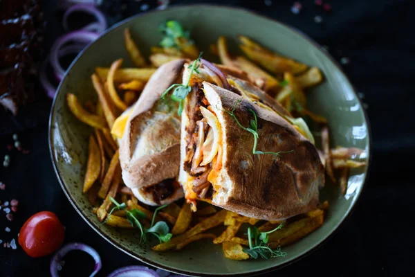 Sabroso Sándwich Costillas Con Papas Fritas Verduras Frescas —  Fotos de Stock