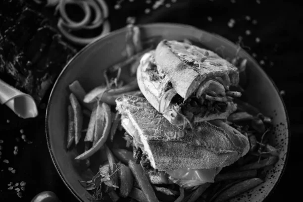 法国薯条和新鲜蔬菜排骨三明治 — 图库照片