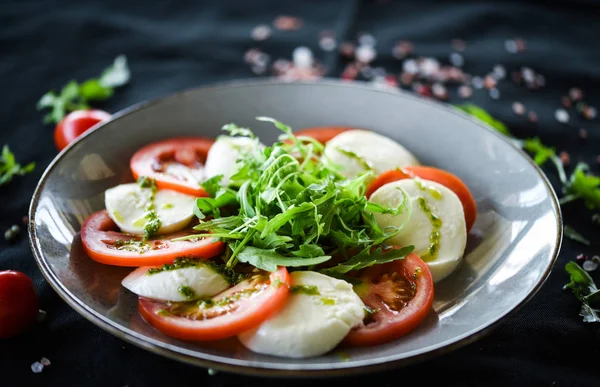 Dliciouse Plat Italien Salade Caprese Savoureuse Avec Des Ingrédients Frais — Photo