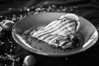 Kızarmış sebzeli tavuk göğsü.