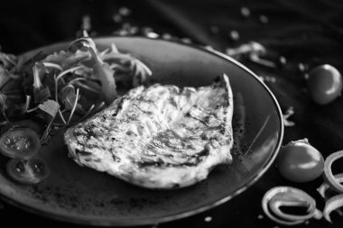 Kızarmış sebzeli tavuk göğsü.