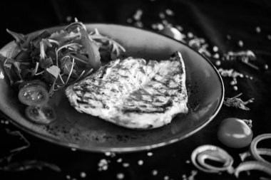 Kızarmış sebzeli tavuk göğsü.