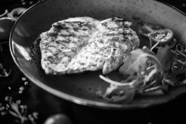 Kızarmış sebzeli tavuk göğsü.