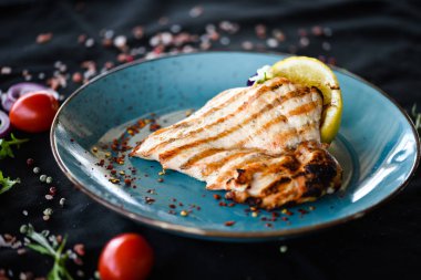 Kızarmış sebzeli tavuk göğsü.