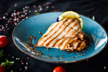 Kızarmış sebzeli tavuk göğsü.