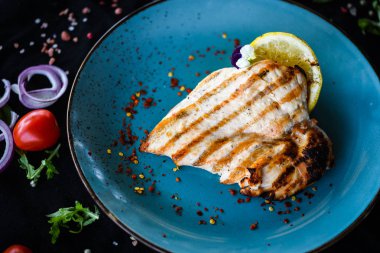 Kızarmış sebzeli tavuk göğsü.