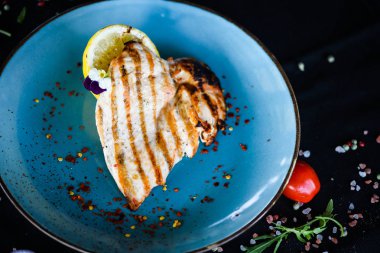 Kızarmış sebzeli tavuk göğsü.