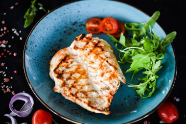 Kızarmış sebzeli tavuk göğsü.