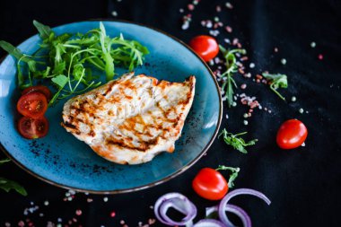 Kızarmış sebzeli tavuk göğsü.