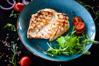 Kızarmış sebzeli tavuk göğsü.