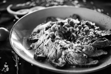 Kızarmış biftek ve nar tohumlu Lübnan humus yemeği.