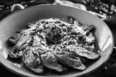 Kızarmış biftek ve nar tohumlu Lübnan humus yemeği.