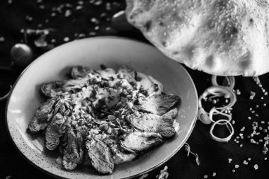 Kızarmış biftek ve nar tohumlu Lübnan humus yemeği.