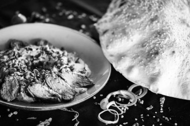 Kızarmış biftek ve nar tohumlu Lübnan humus yemeği.