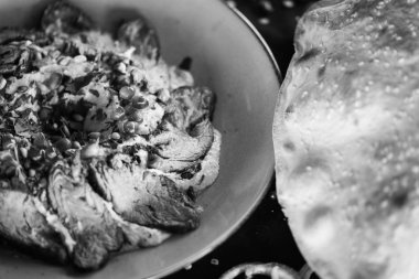 Kızarmış biftek ve nar tohumlu Lübnan humus yemeği.