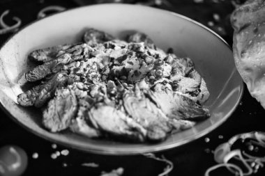 Kızarmış biftek ve nar tohumlu Lübnan humus yemeği.