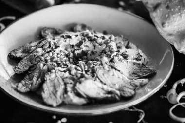 Kızarmış biftek ve nar tohumlu Lübnan humus yemeği.