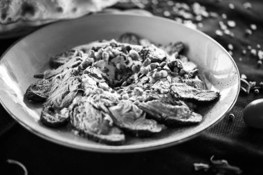 Kızarmış biftek ve nar tohumlu Lübnan humus yemeği.