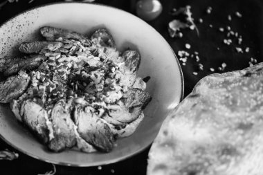 Kızarmış biftek ve nar tohumlu Lübnan humus yemeği.