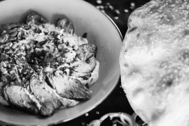 Kızarmış biftek ve nar tohumlu Lübnan humus yemeği.