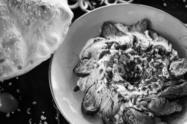 Kızarmış biftek ve nar tohumlu Lübnan humus yemeği.