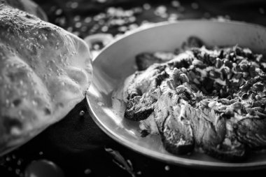 Kızarmış biftek ve nar tohumlu Lübnan humus yemeği.