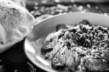 Kızarmış biftek ve nar tohumlu Lübnan humus yemeği.