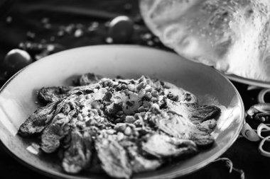 Kızarmış biftek ve nar tohumlu Lübnan humus yemeği.