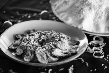 Kızarmış biftek ve nar tohumlu Lübnan humus yemeği.