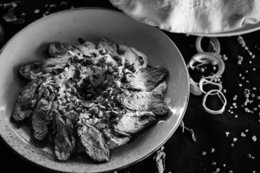 Kızarmış biftek ve nar tohumlu Lübnan humus yemeği.