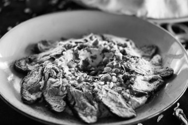 Kızarmış biftek ve nar tohumlu Lübnan humus yemeği.