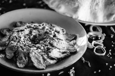 Kızarmış biftek ve nar tohumlu Lübnan humus yemeği.