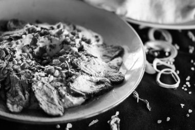 Kızarmış biftek ve nar tohumlu Lübnan humus yemeği.