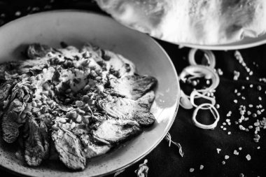 Kızarmış biftek ve nar tohumlu Lübnan humus yemeği.