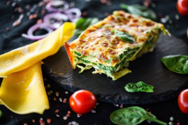 Lezzetli ev yapımı lazanya dilimi. Geleneksel İtalyan faturasından sonra taze malzemelerle birlikte. 