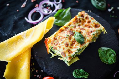 Lezzetli ev yapımı lazanya dilimi. Geleneksel İtalyan faturasından sonra taze malzemelerle birlikte. 