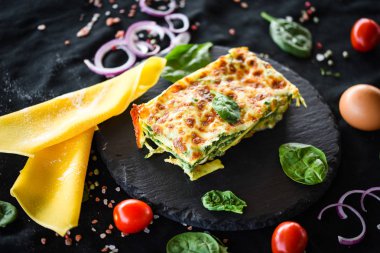 Lezzetli ev yapımı lazanya dilimi. Geleneksel İtalyan faturasından sonra taze malzemelerle birlikte. 